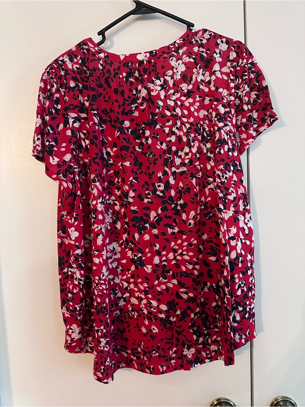 Liz Claiborne Red Floral V‑Neck Short Sleeve Blouse - Picture 3 of 3